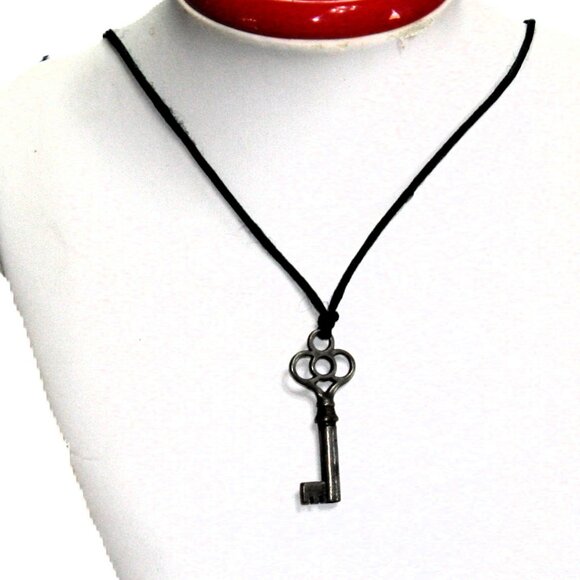 ✨ Vintage Skeleton Key Necklace ✨ - Picture 2 of 3